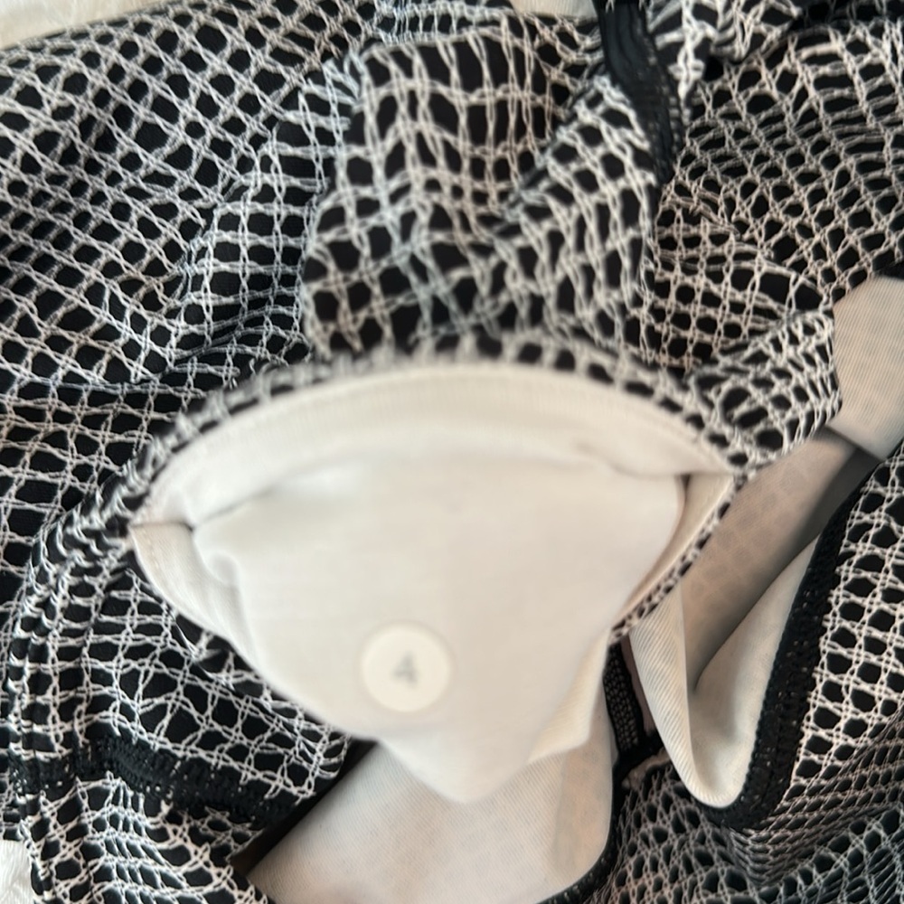 125. Lululemon Wunder Under Pant III
Fall Net White Black - Picture 9 of 9